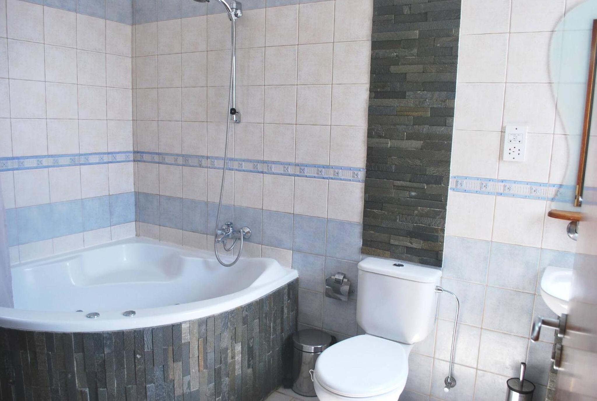 Sea Front Villa, HEATED Private Pool, Amazing location Paphos 323
