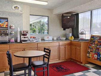 Americas Best Value Inn Tucker - Property Image 6