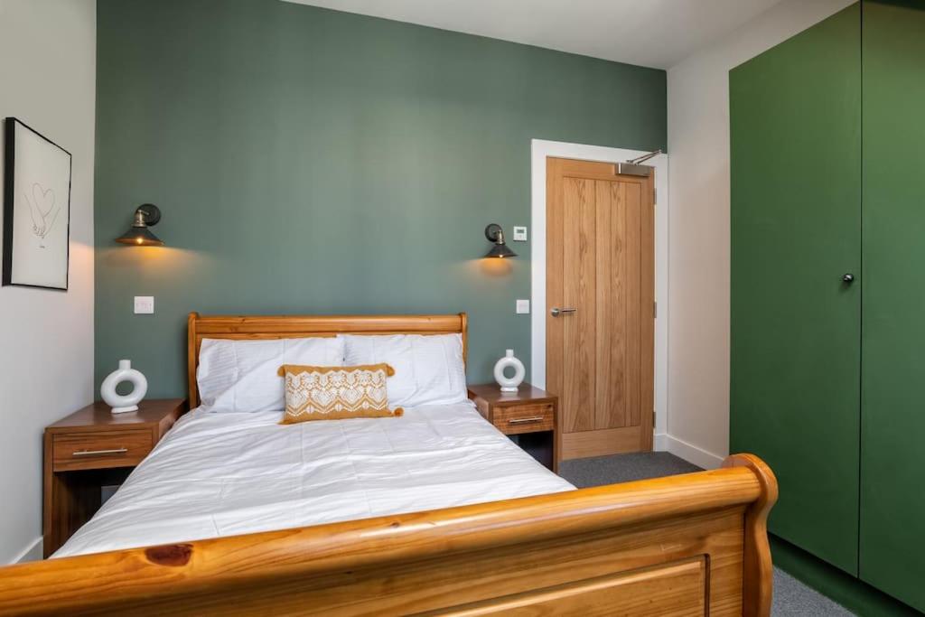 Remodelled Luxury 3 Bed Apartment view 2