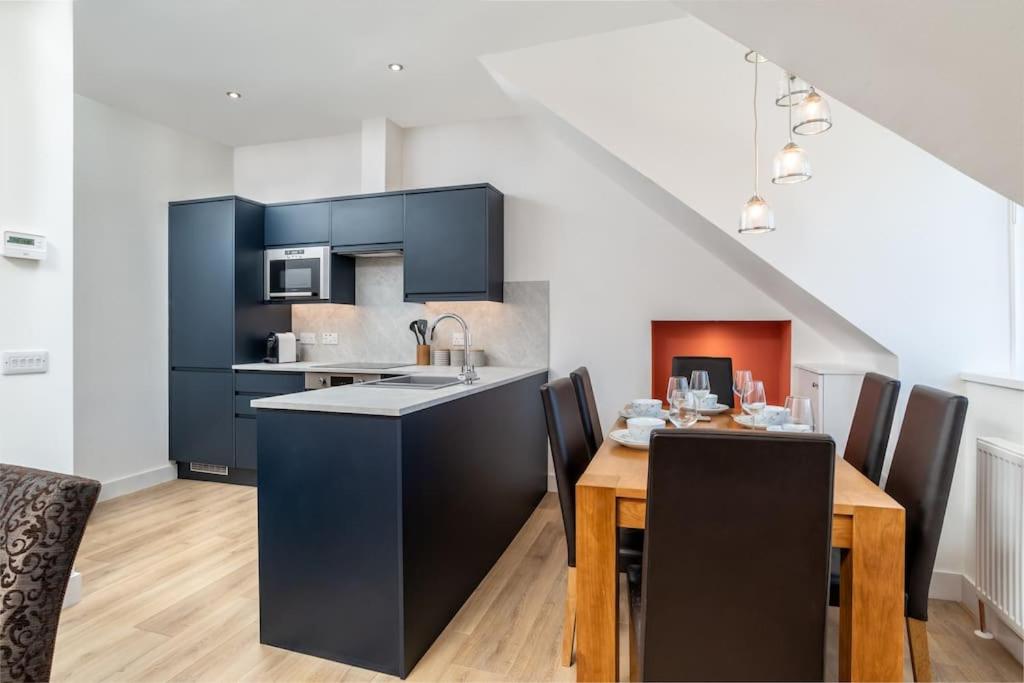 Remodelled Luxury 3 Bed Apartment view 3