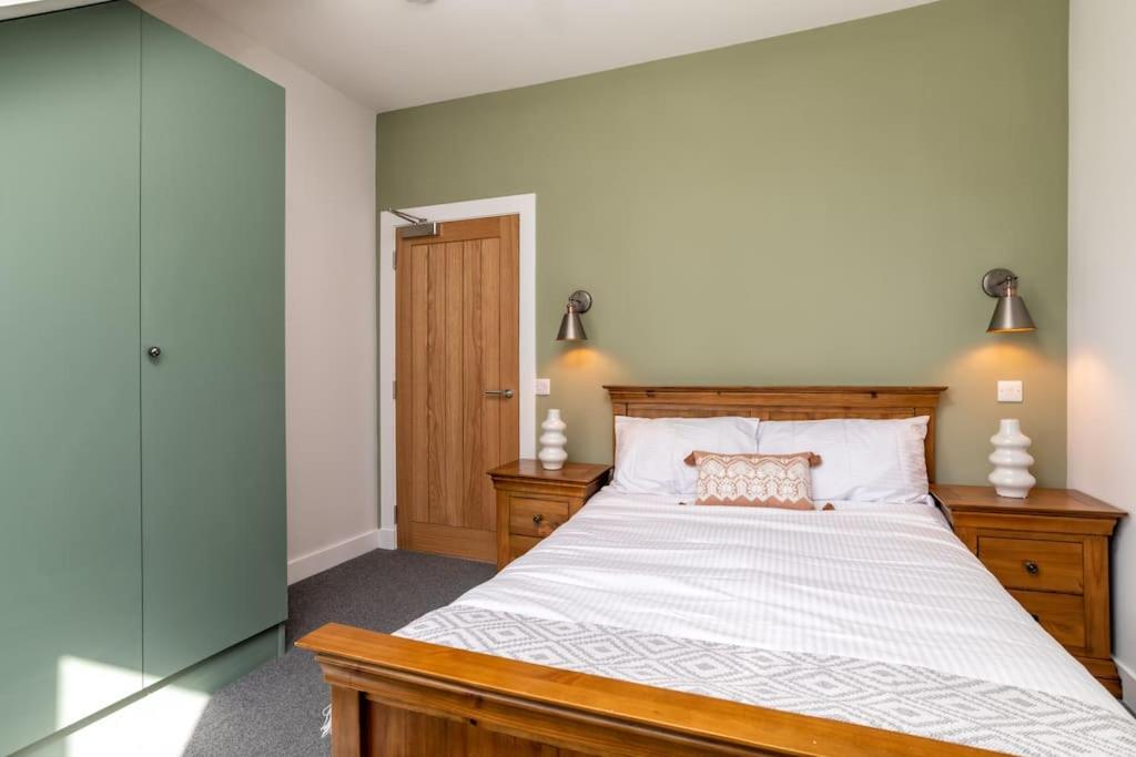 Remodelled Luxury 3 Bed Apartment view 4