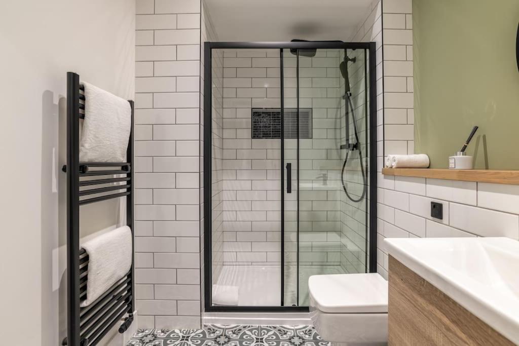 Remodelled Luxury 3 Bed Apartment view 5