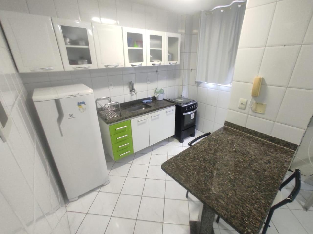 Lindo apartamento com Wi-Fi a 370m da Praia do Morro, próximo ao Marlim Azul e à Av Paris