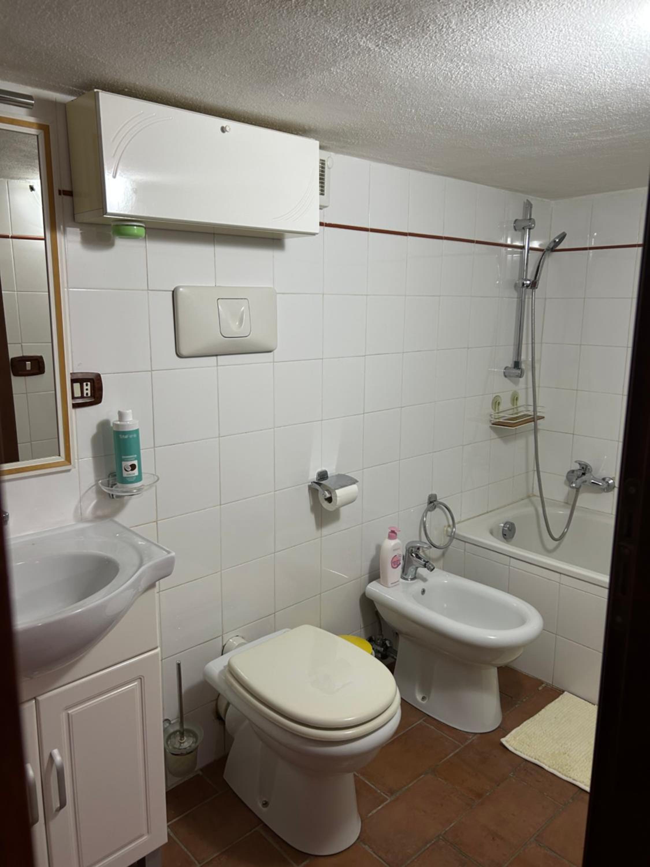 Roccia dAmbra en Cori — bathroom