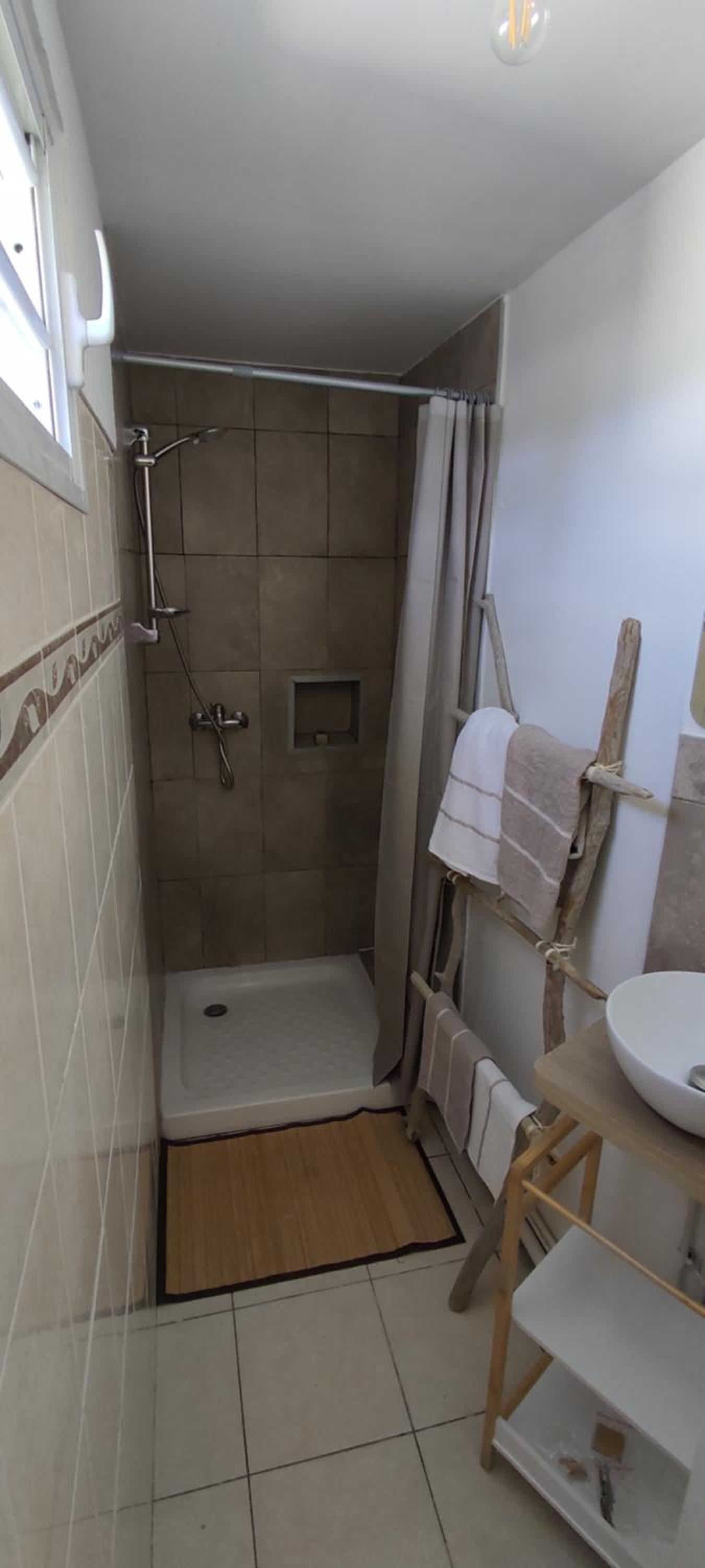 Chambre avec salle de bain privative dans maison créole view 5