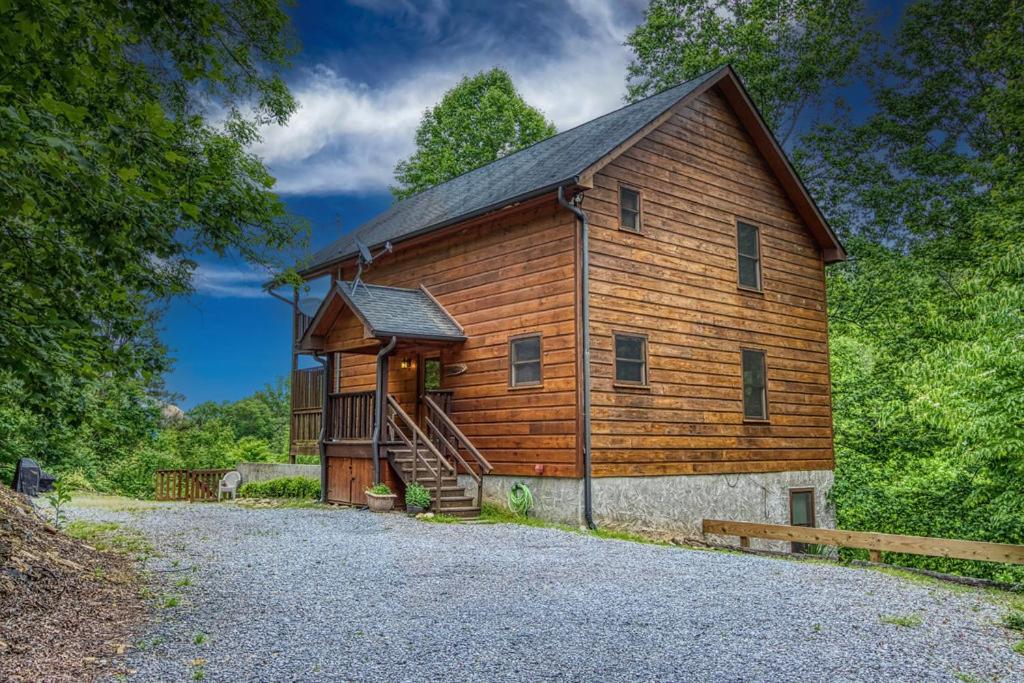 Mountain Music, Hot Tub, Theater Room, WIFI, 560 FREE tickets each paid day!!! view 5