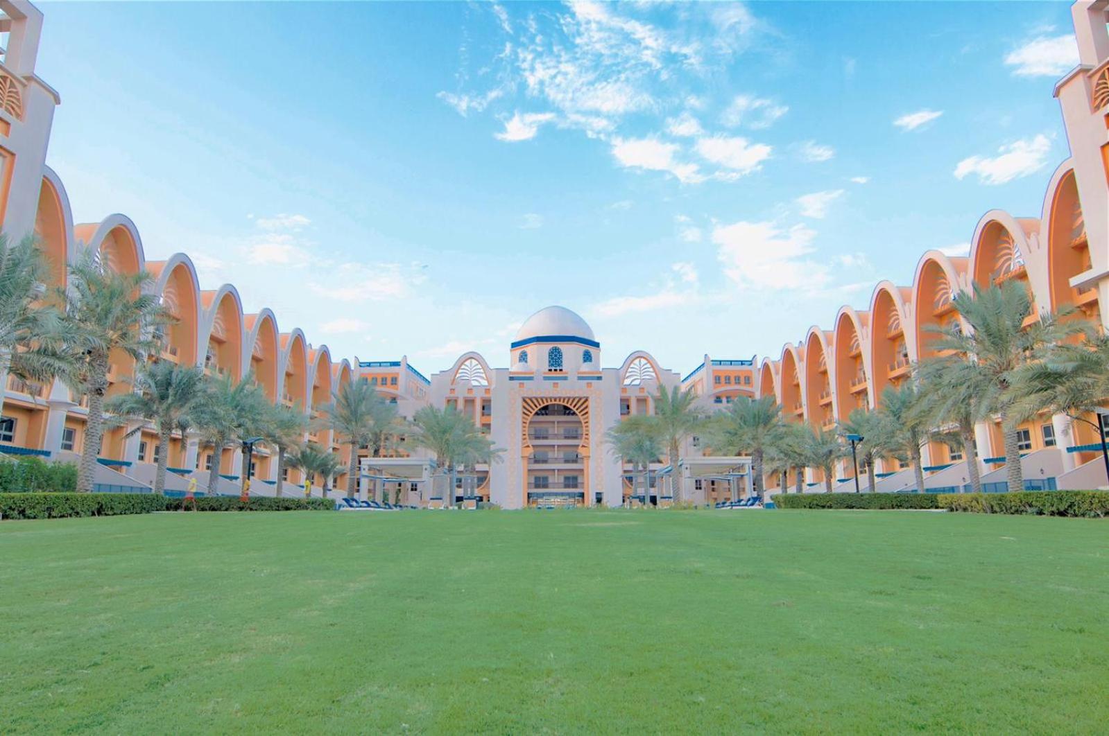Amazing BeachFront Apartments near Atlantis Waterpark by Simply Comfort Sarai Palm Jumeirah