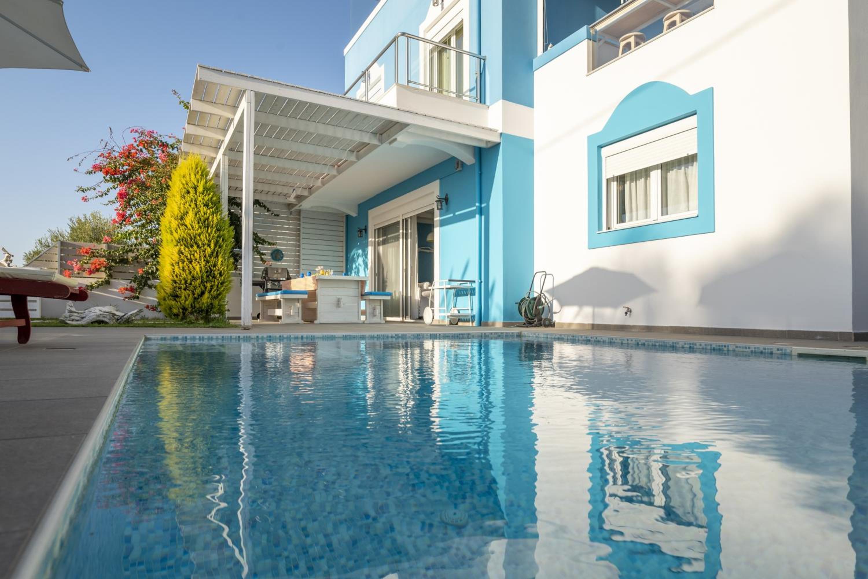 Seabreeze Villa - with Jacuzzi & heated pool view 5