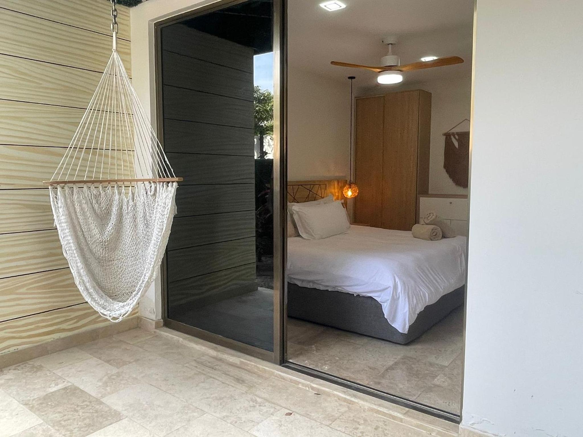 Cozy Apt w/swim-up pool
