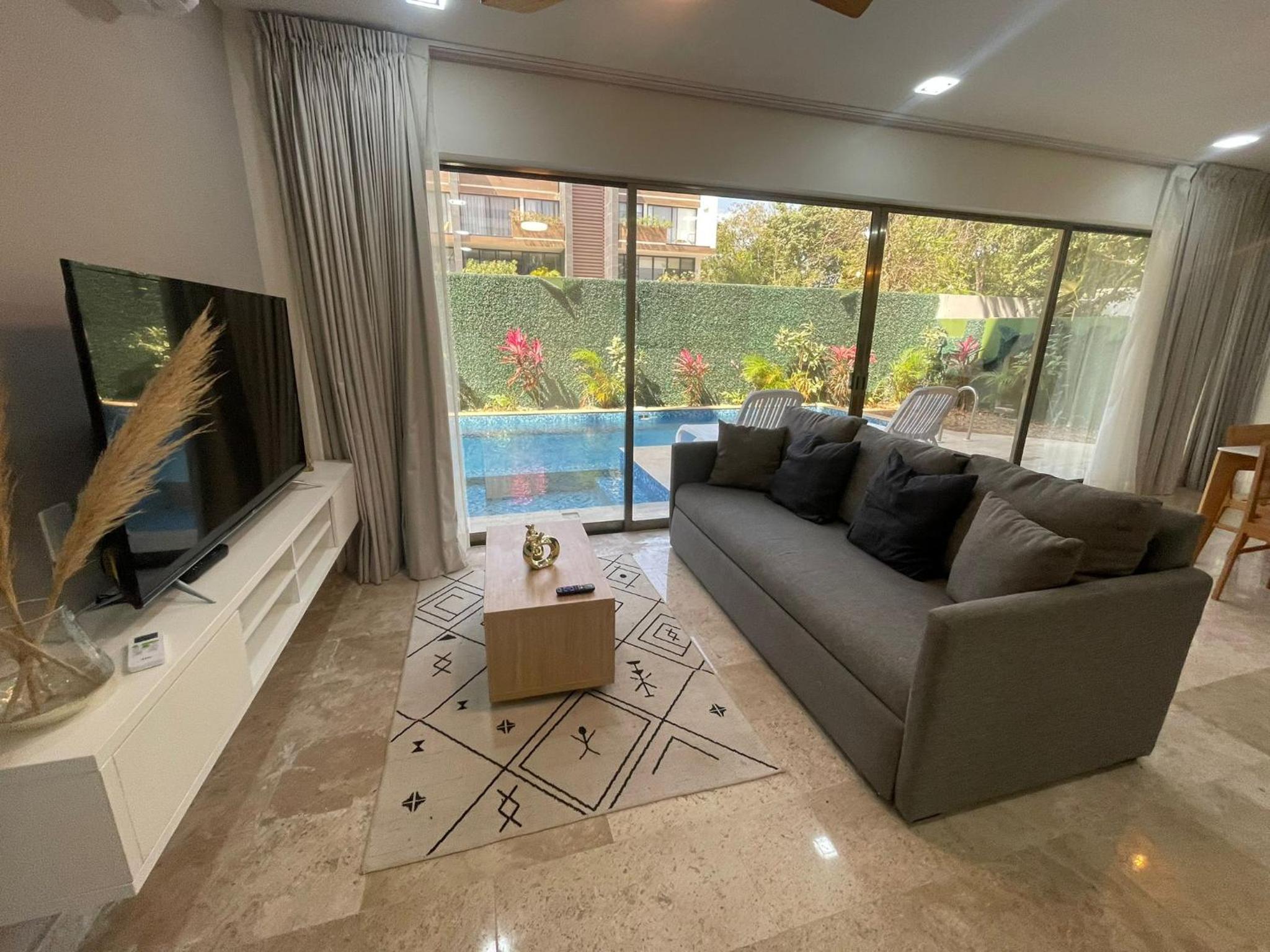Cozy Apt w/swim-up pool