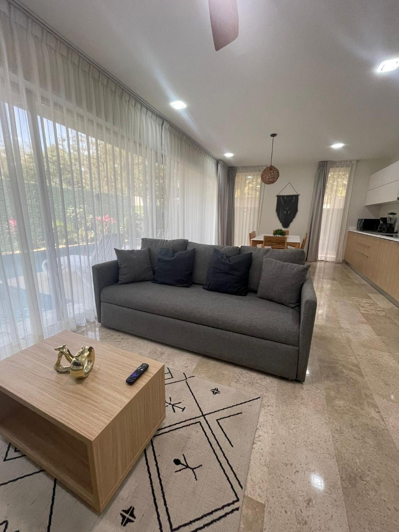 Cozy Apt w/swim-up pool