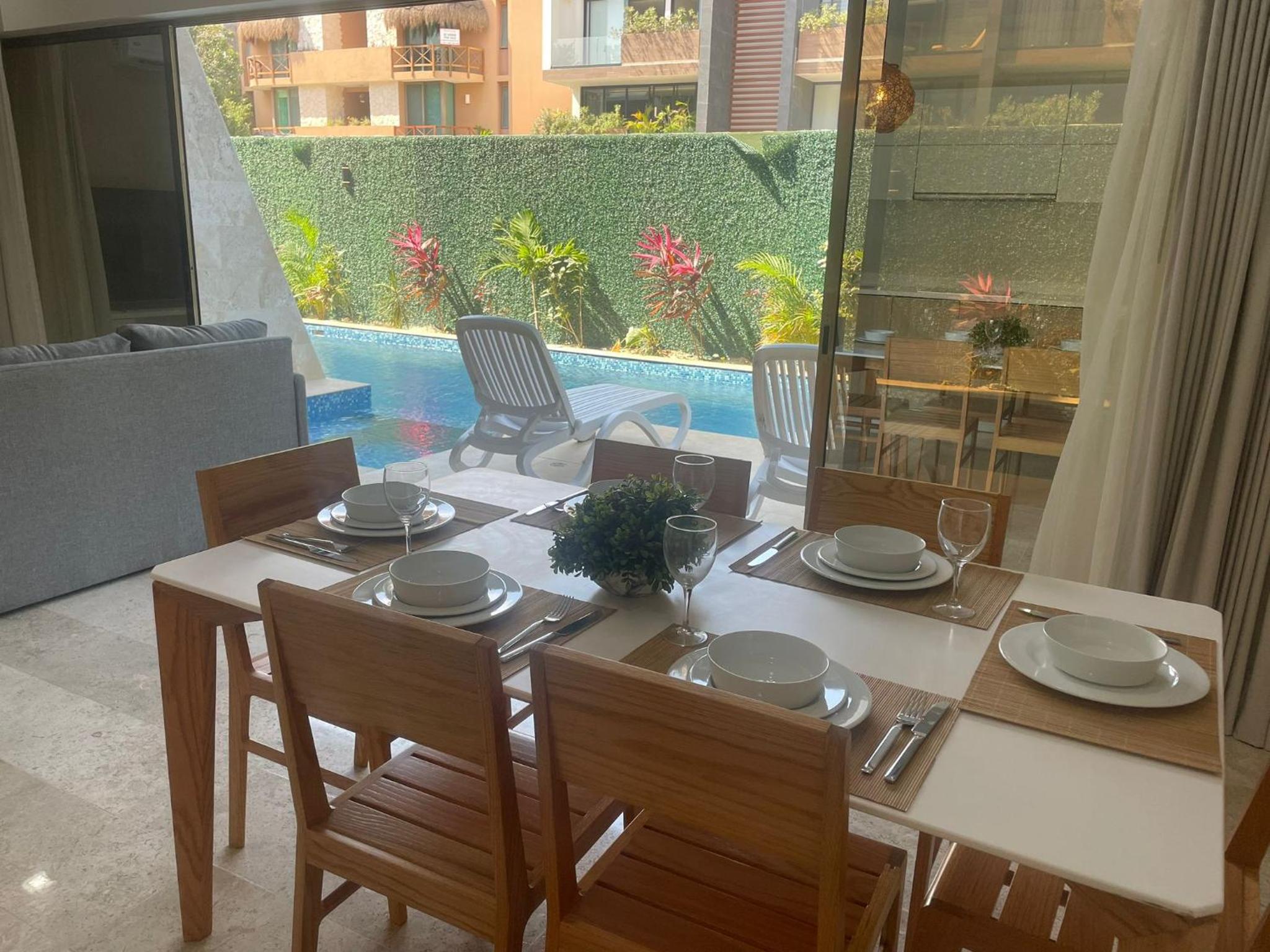 Cozy Apt w/swim-up pool