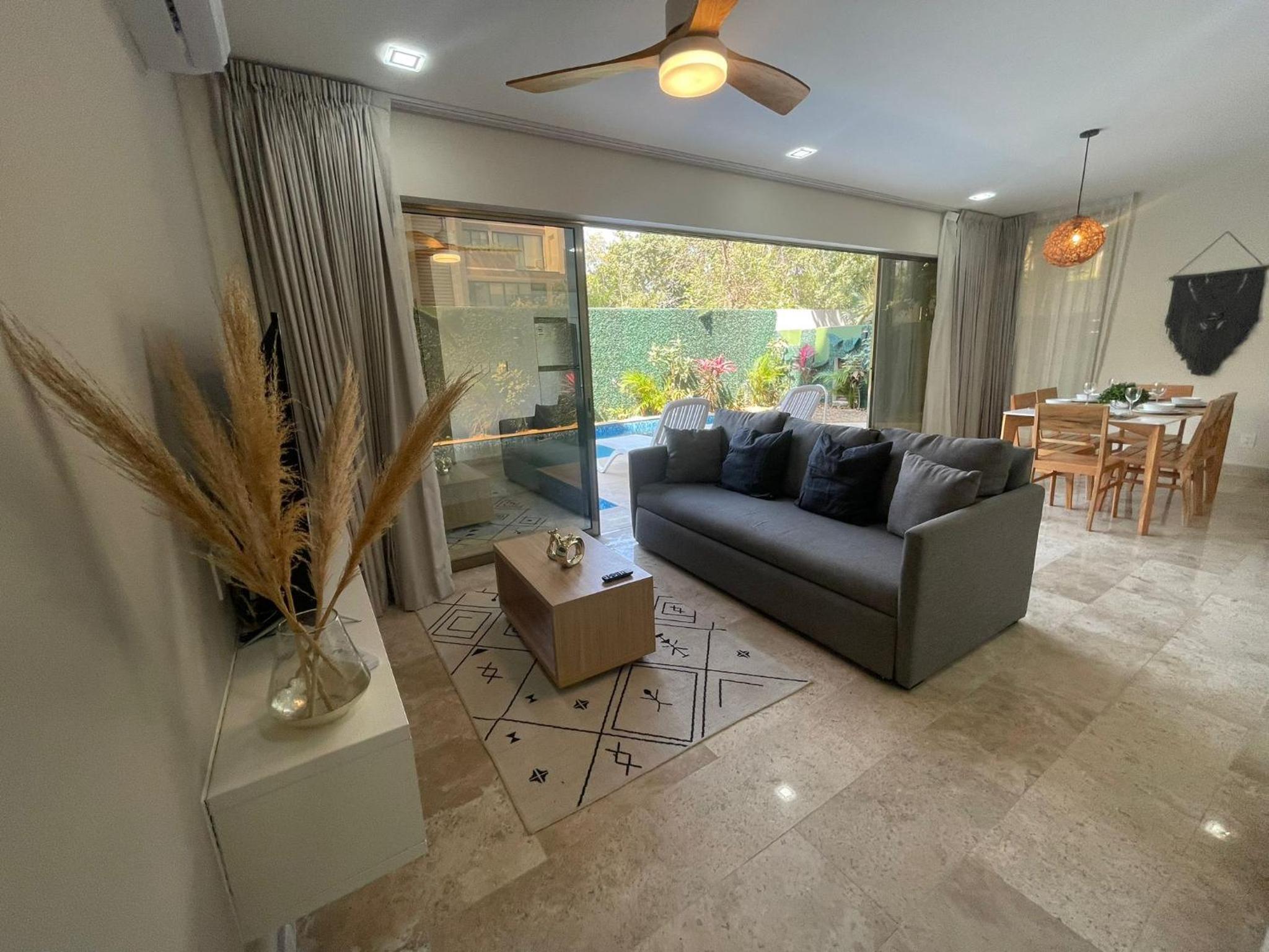 Cozy Apt w/swim-up pool