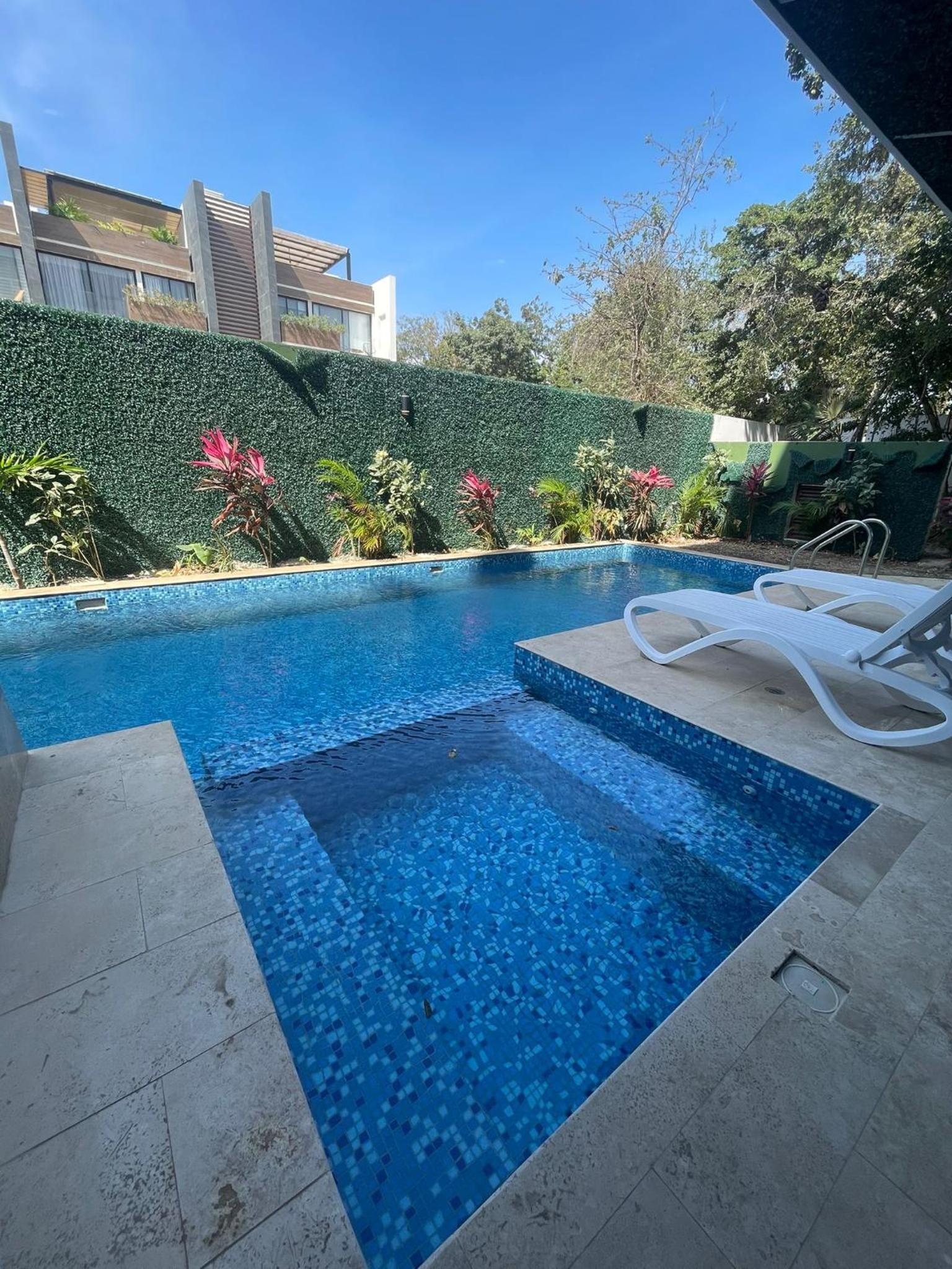 Cozy Apt w/swim-up pool