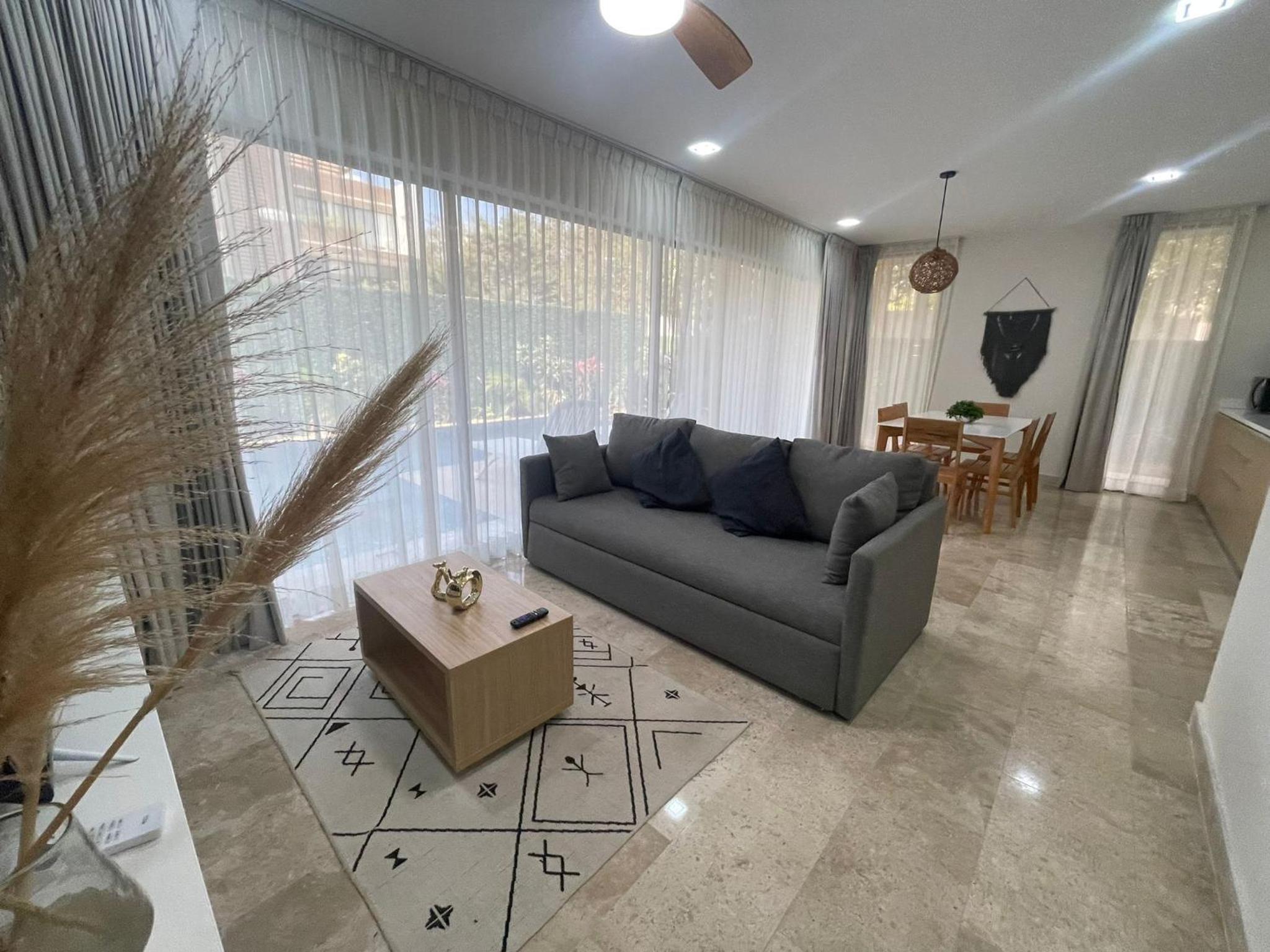 Cozy Apt w/swim-up pool