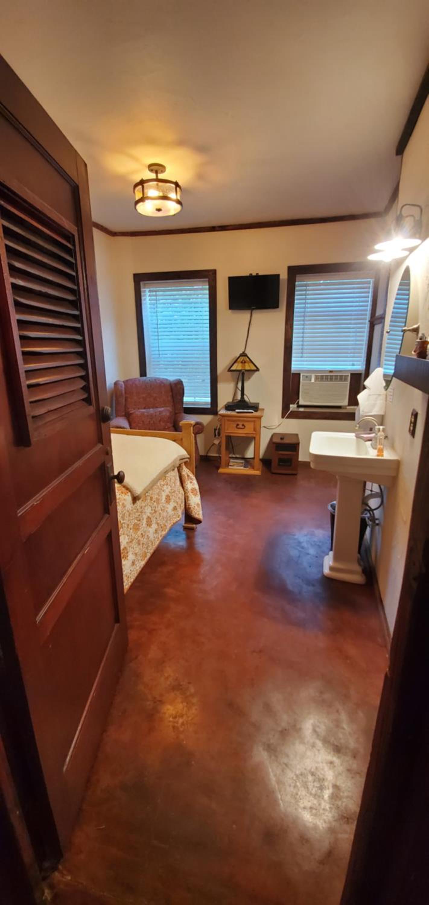 Hootie Creek Guest House view 3