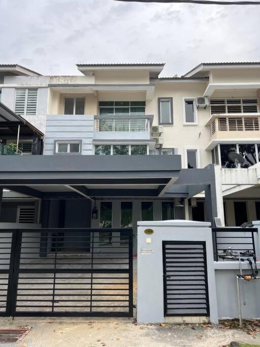 NEW! Naiz Crib 4 Bedroom at Kepayang Heights photo 6