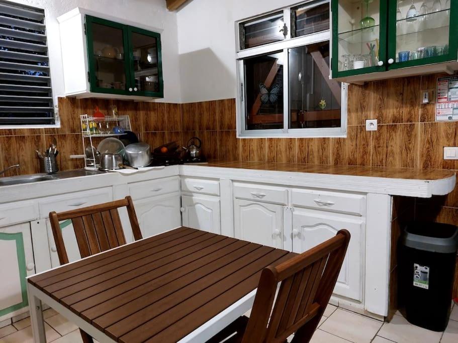 LaPetite Maison, Maison spacieuse & calme avec parking, proche plages Sainte-Rose view 5