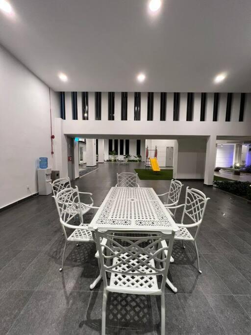 HomeFeel Netflix Youtube Free WiFi and Parking - MSuite at Bandar Manjalara, Near to DesaPark, Arkadia, One Utama, Kepong, Sri Damansara, Kota Damansara, K