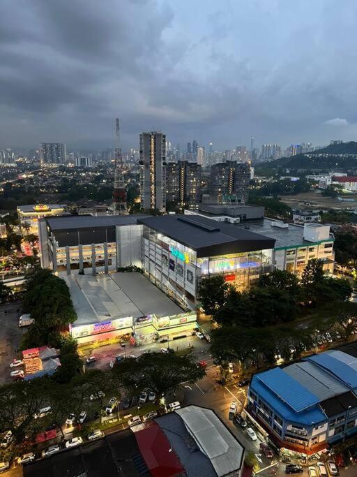 HomeFeel Netflix Youtube Free WiFi and Parking - MSuite at Bandar Manjalara, Near to DesaPark, Arkadia, One Utama, Kepong, Sri Damansara, Kota Damansara, K