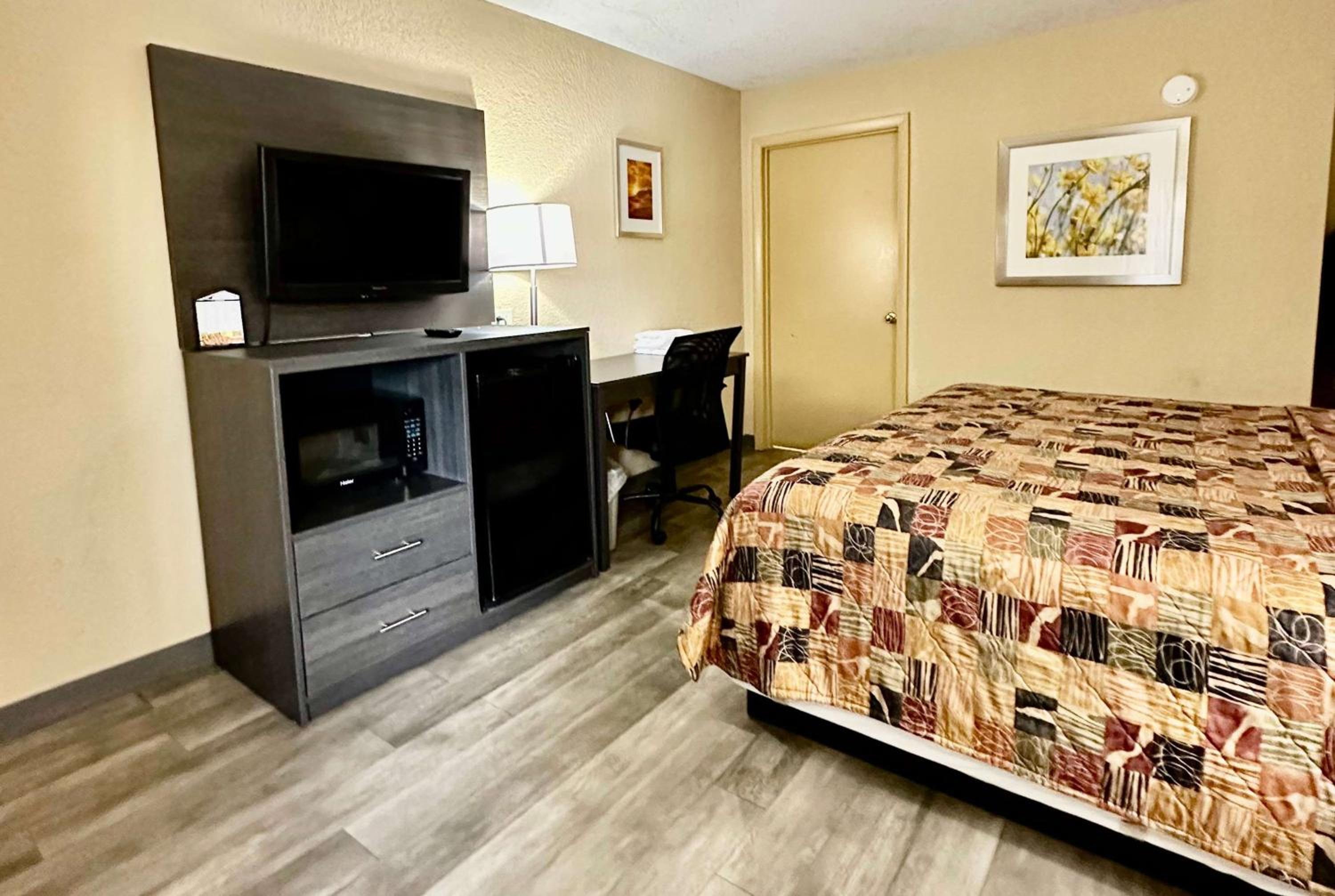 Days Inn by Wyndham Charlotte Northlake view 4
