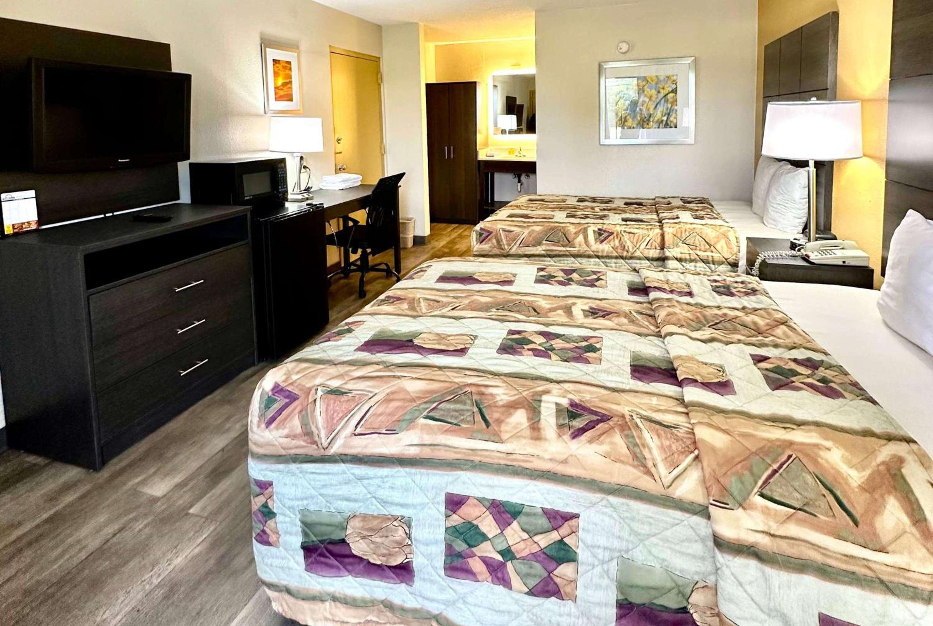 Days Inn by Wyndham Charlotte Northlake 2