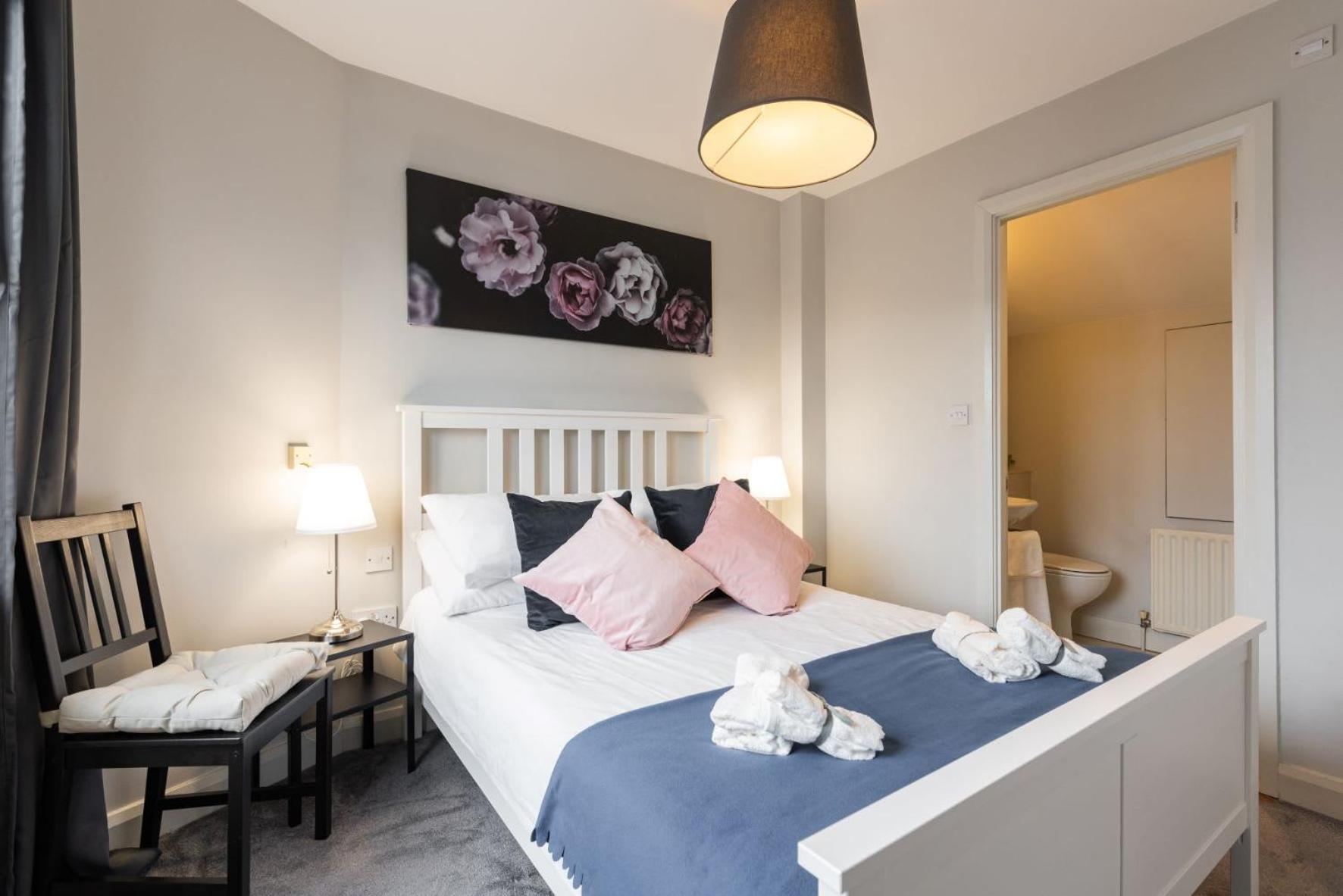 Central Location 2 BEDROOM 2 BATHROOM FAST WIFI