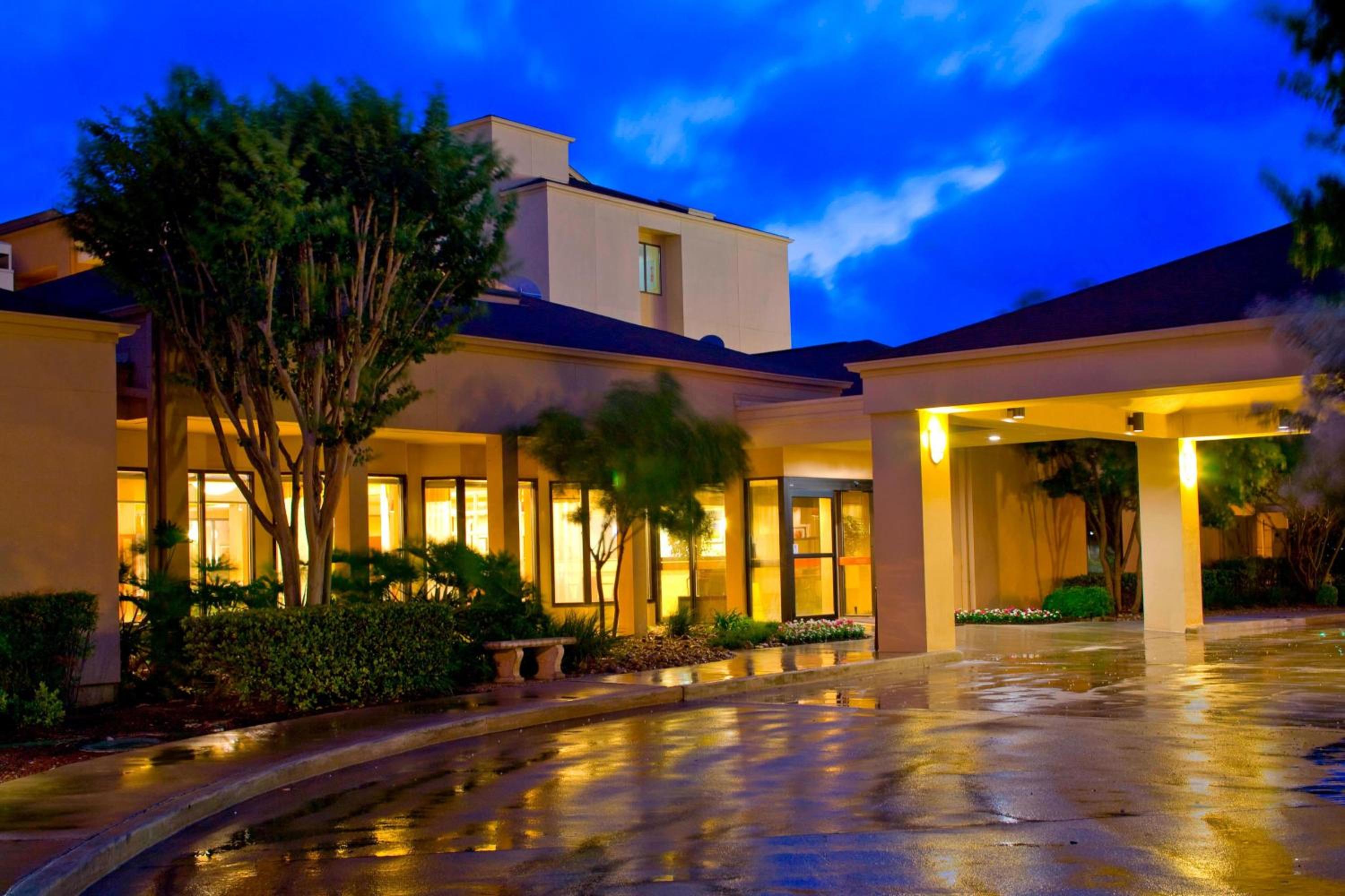 Hotel Courtyard by Marriott San Antonio Airport - Image 1