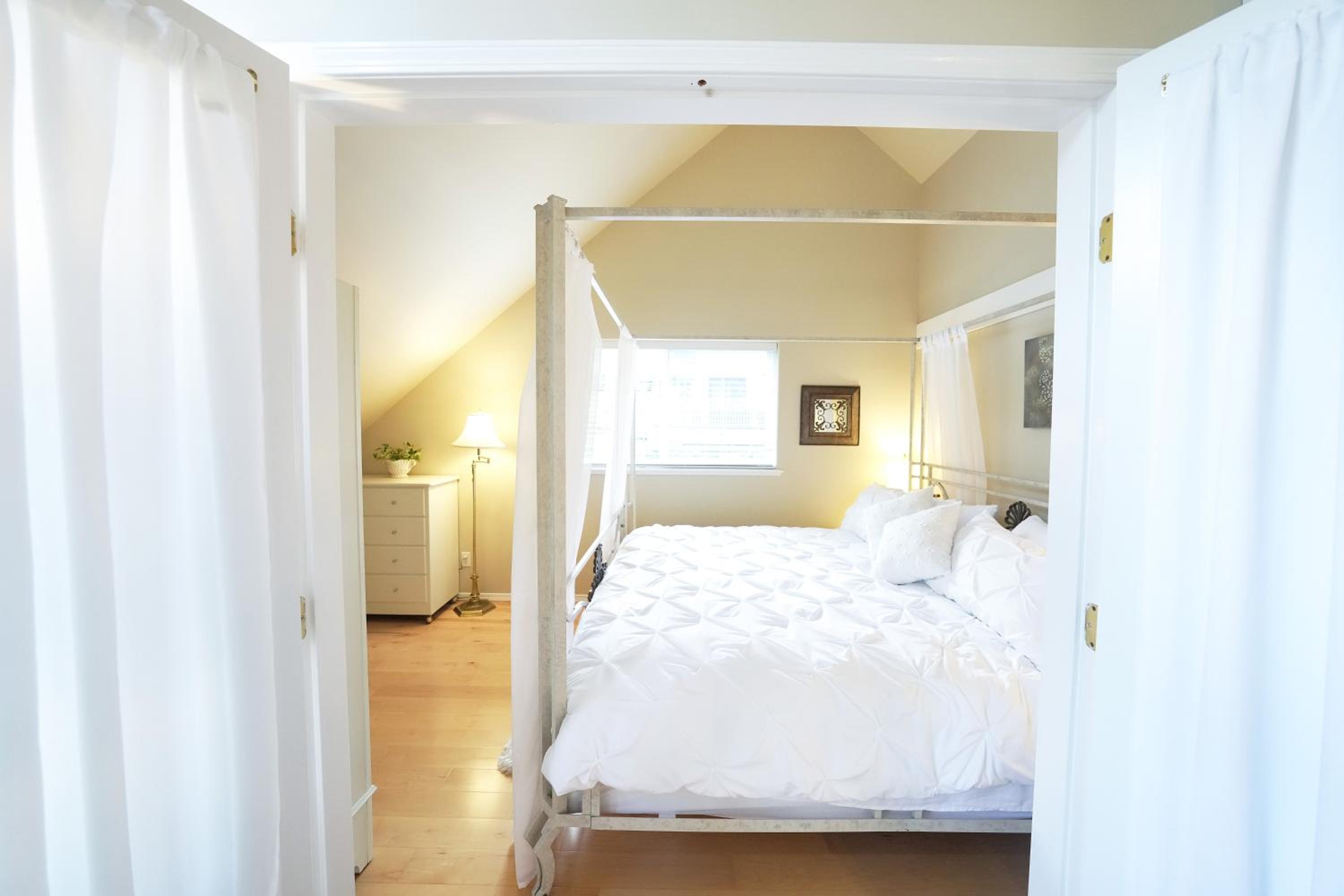 Sea and Cedar Retreat-a home in a tranquil setting