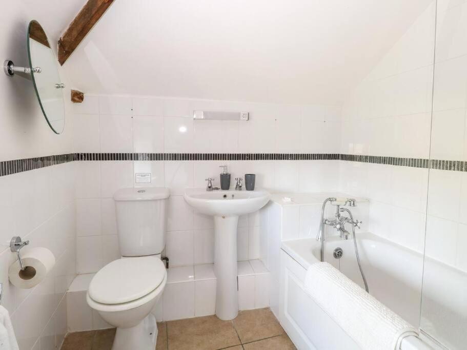 PondView Cottage with swimming pool, and garden view 3