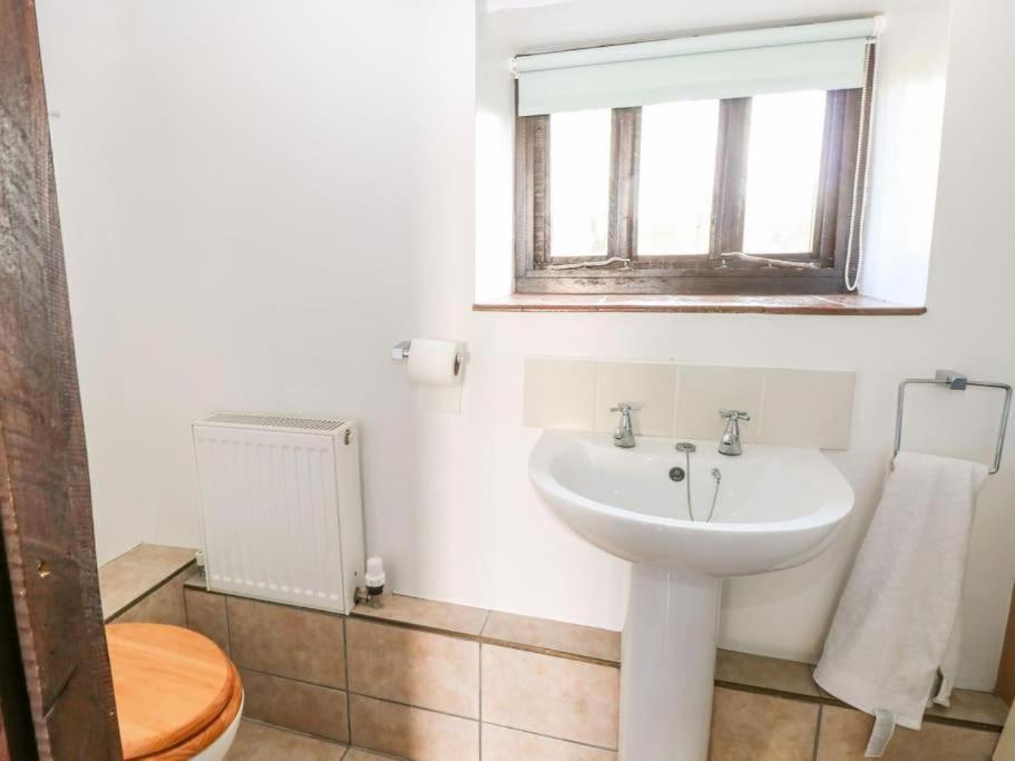 PondView Cottage with swimming pool, and garden view 4