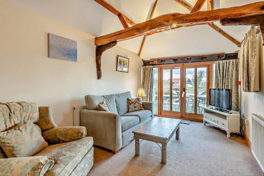 PondView Cottage with swimming pool, and garden view 2