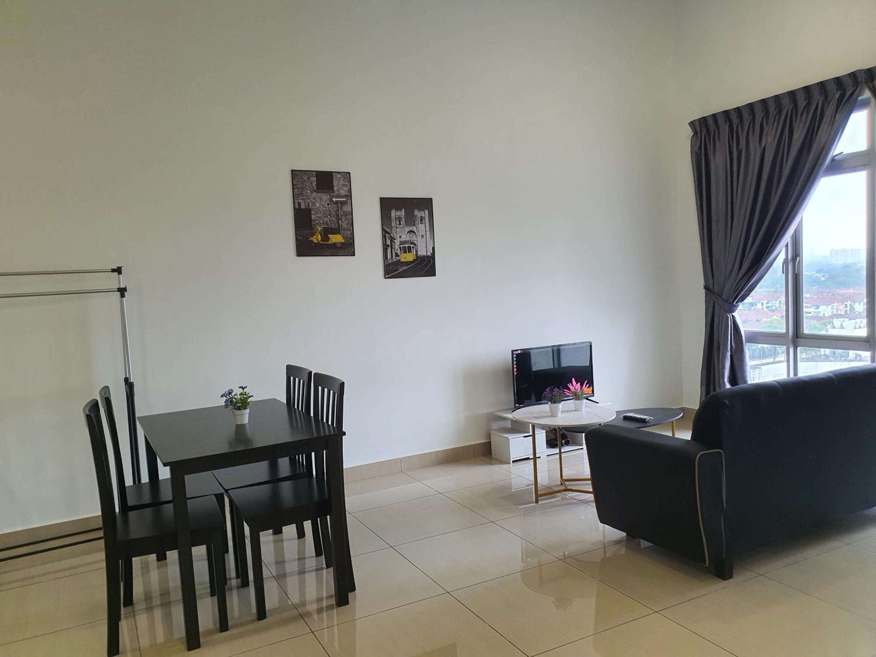 Austin Heights, 1 room with 4 guest IKEA