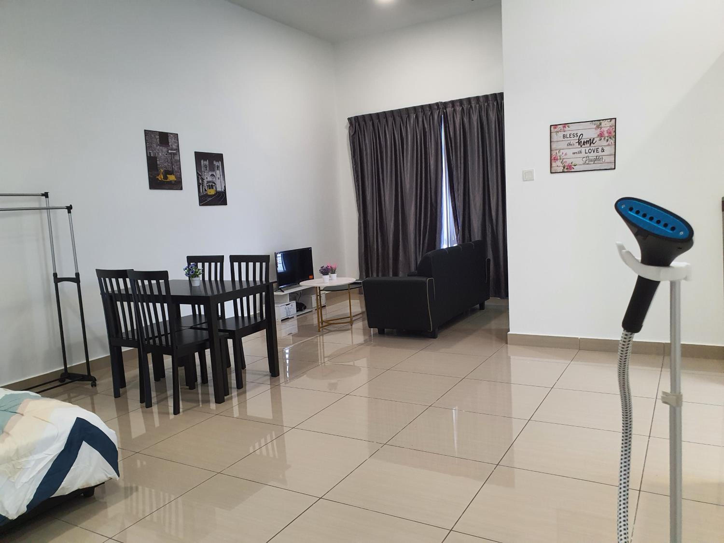 Austin Heights, 1 room with 4 guest IKEA