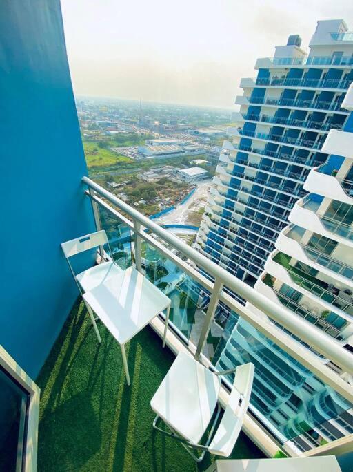 Sweet Retreat Studio Azure North by THE BALI CORNER AT AZURE NORTH, Wavepool, Beach and Mount Arayat view