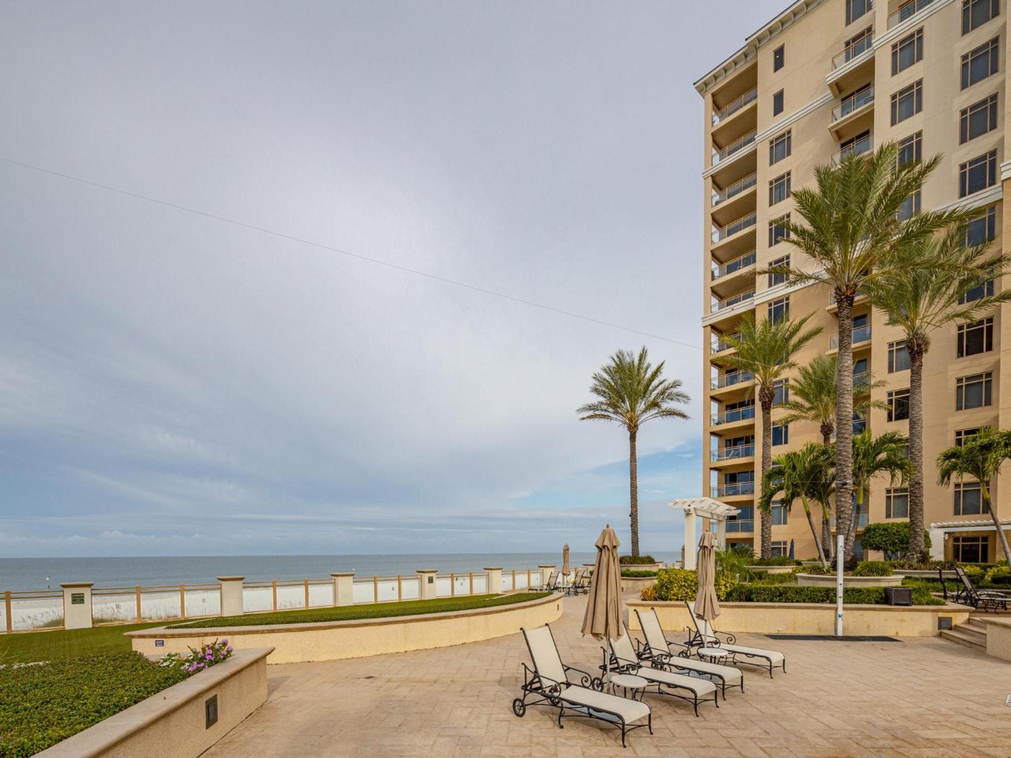 Sandpearl Residences 1605 - Luxurious Top Floor Penthouse - 360 WATER VIEWS
