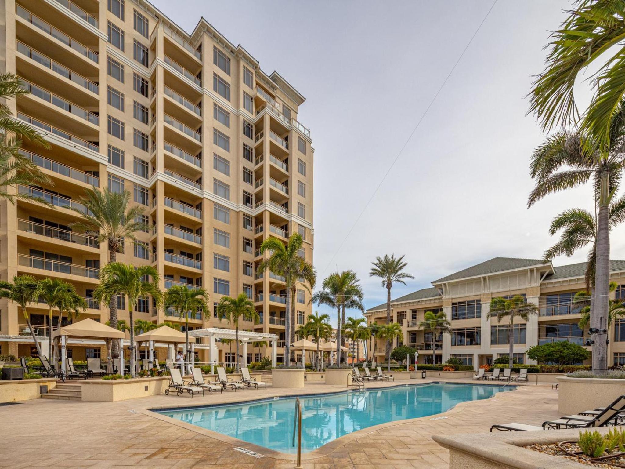 Sandpearl Residences 1605 - Luxurious Top Floor Penthouse - 360 WATER VIEWS