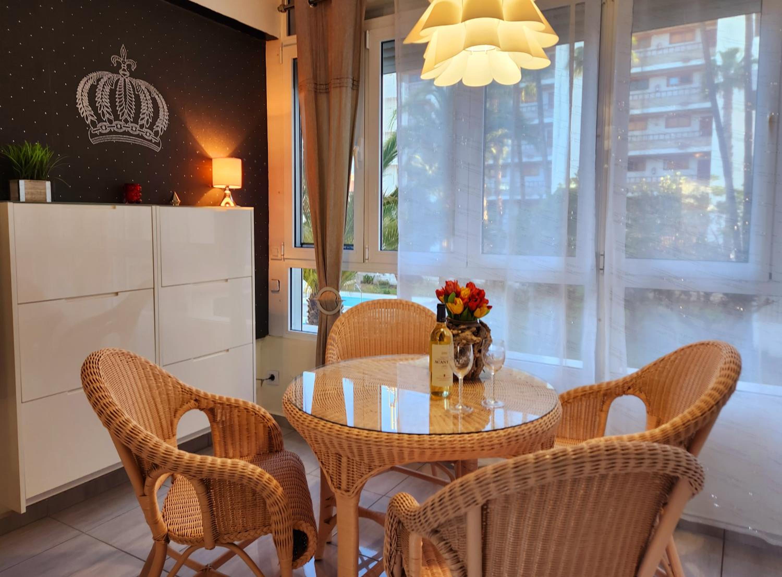 Yumbo Queen Apartment