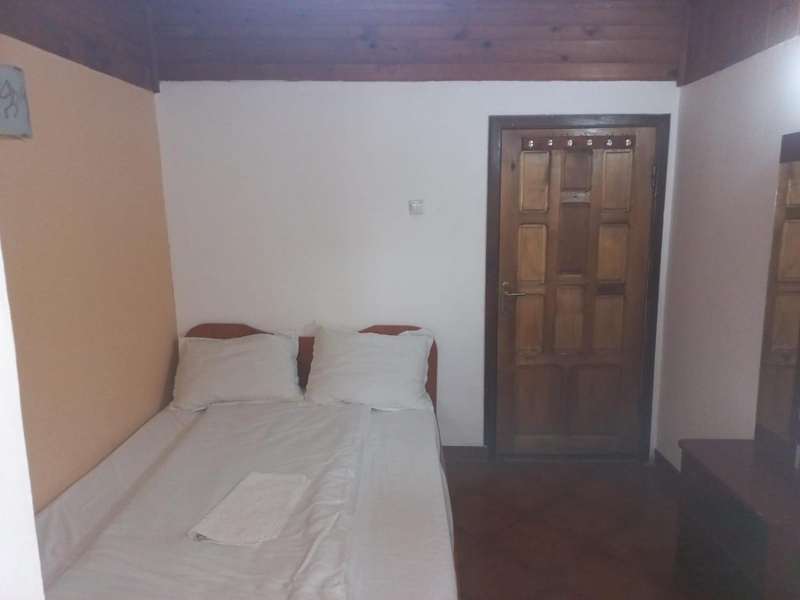 Double room with private bathroom by OSTERIA CONSTANTINO view 2