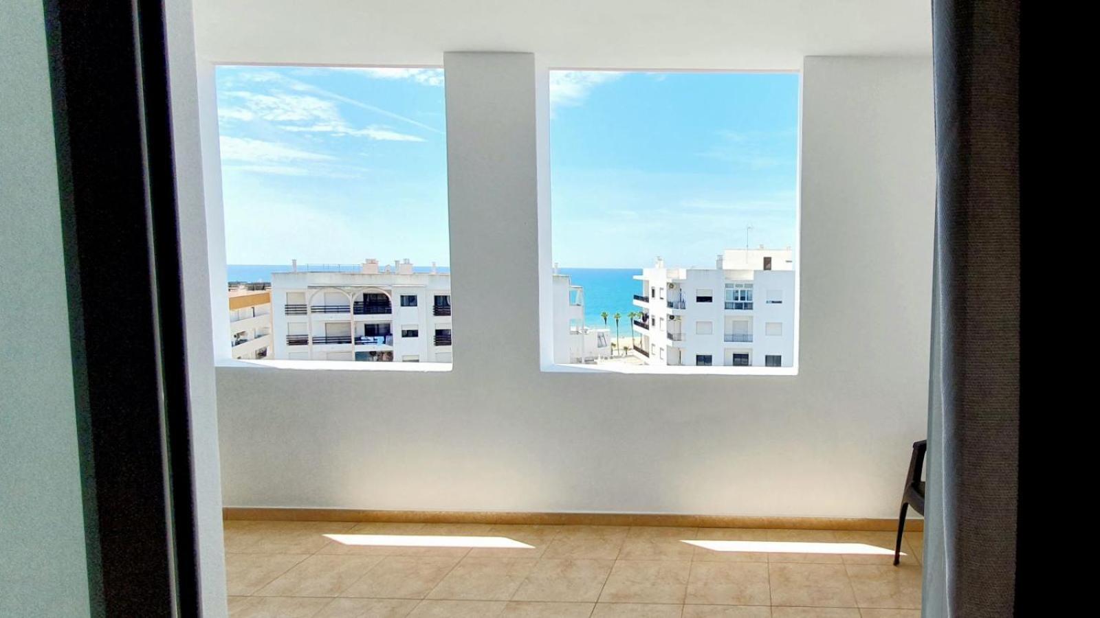 Quarteira Beach Vacation: 2BR steps to the sand view 2