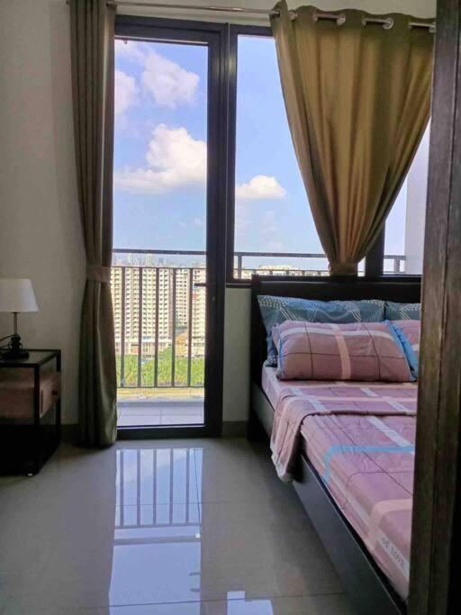Shore 2 Staycation - Near Mall of Asia and Casinos view 4