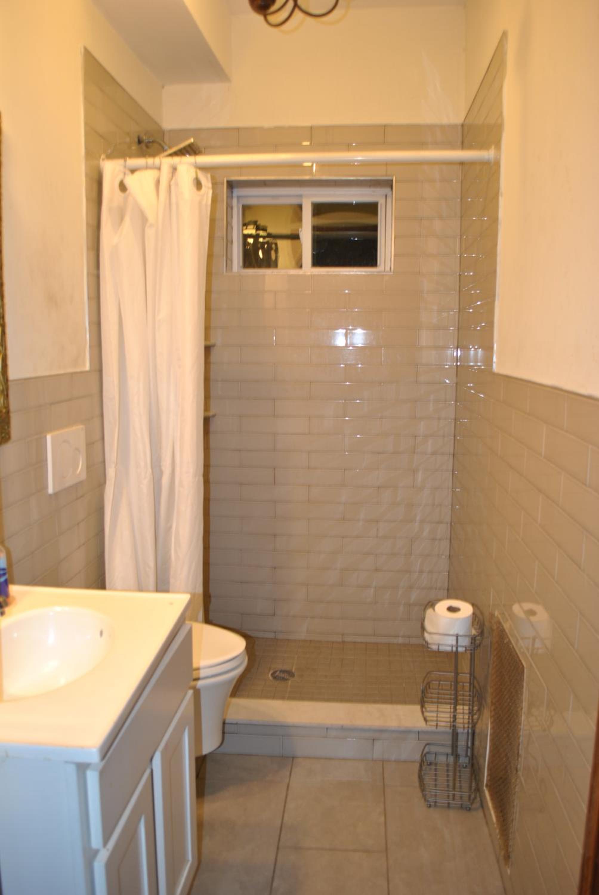 EWR AIRPORT Multilevel Guest House Room with 2-3 Beds view 3