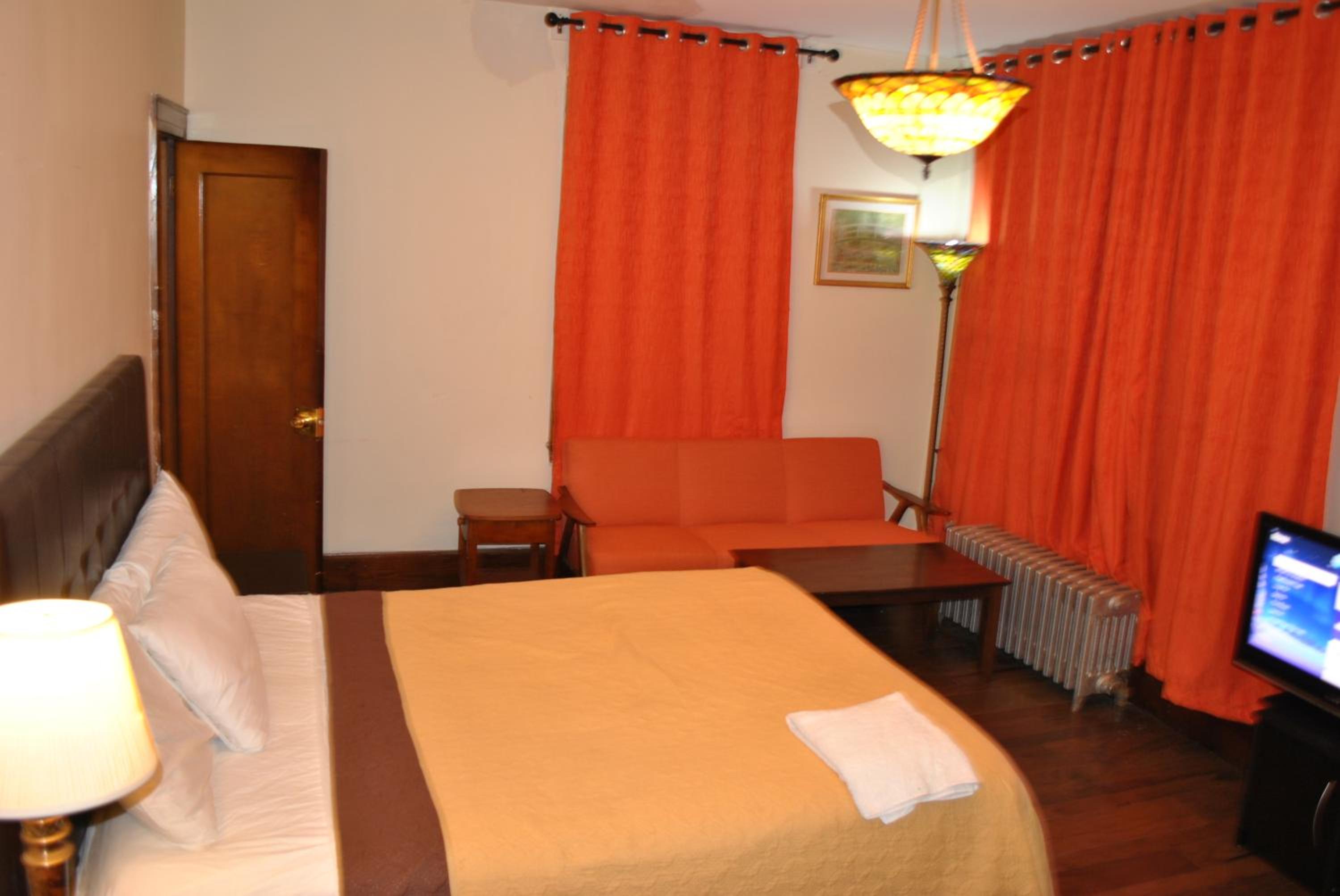 EWR AIRPORT Multilevel Guest House Room with 2-3 Beds view 4