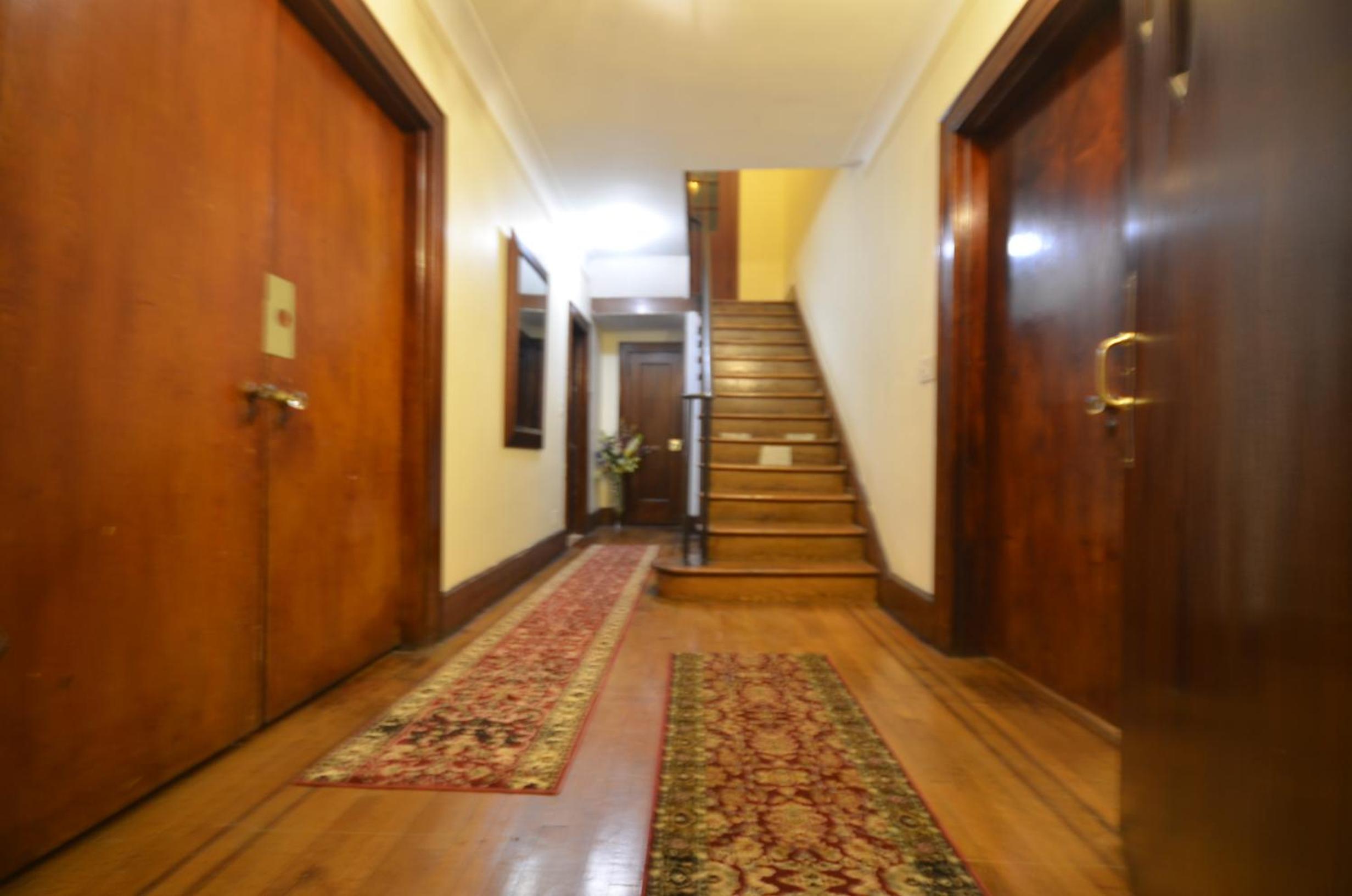 EWR AIRPORT Multilevel Guest House Room with 2-3 Beds view 2