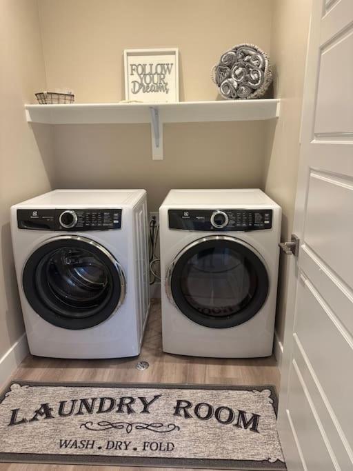 White Rocks-4beds, 3bath,hot tub view 4