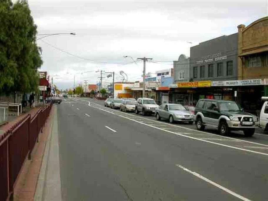 Modern Clayton apartment close to uni and hospital