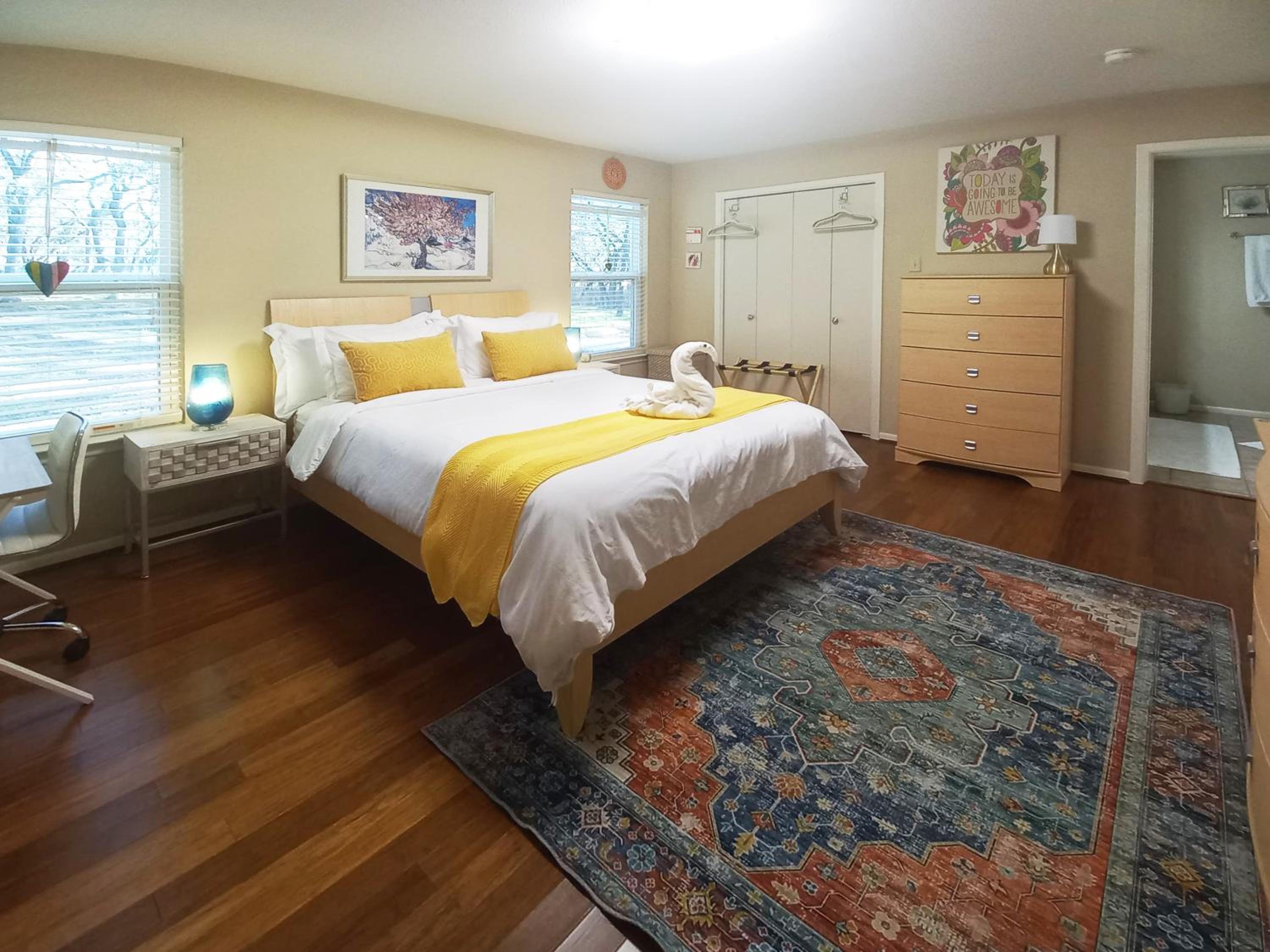 Master Bedroom with King Bed-FREE-WiFi-Snack-Parkg in Relaxing Oasis view 2