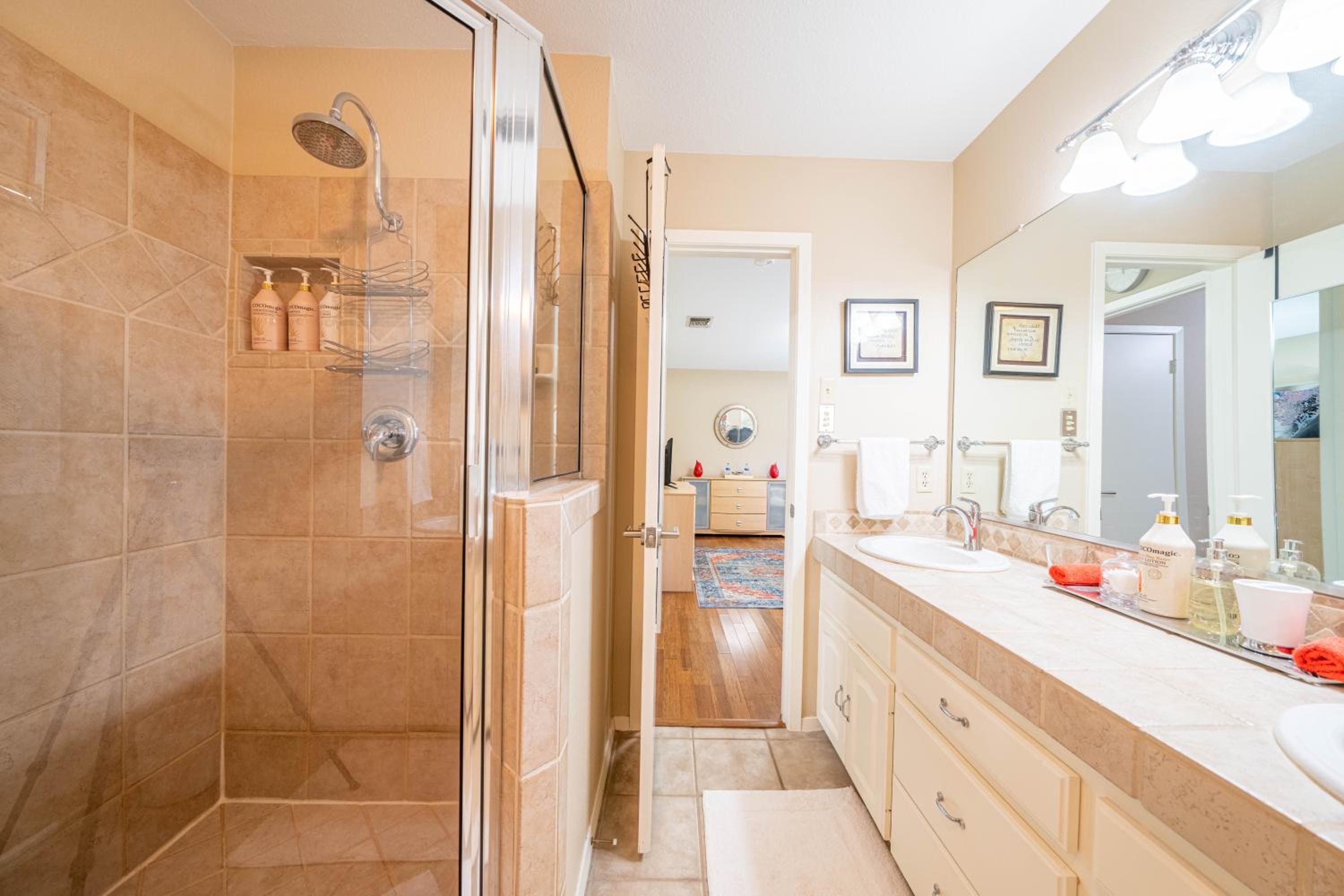 Master Bedroom with King Bed-FREE-WiFi-Snack-Parkg in Relaxing Oasis view 5