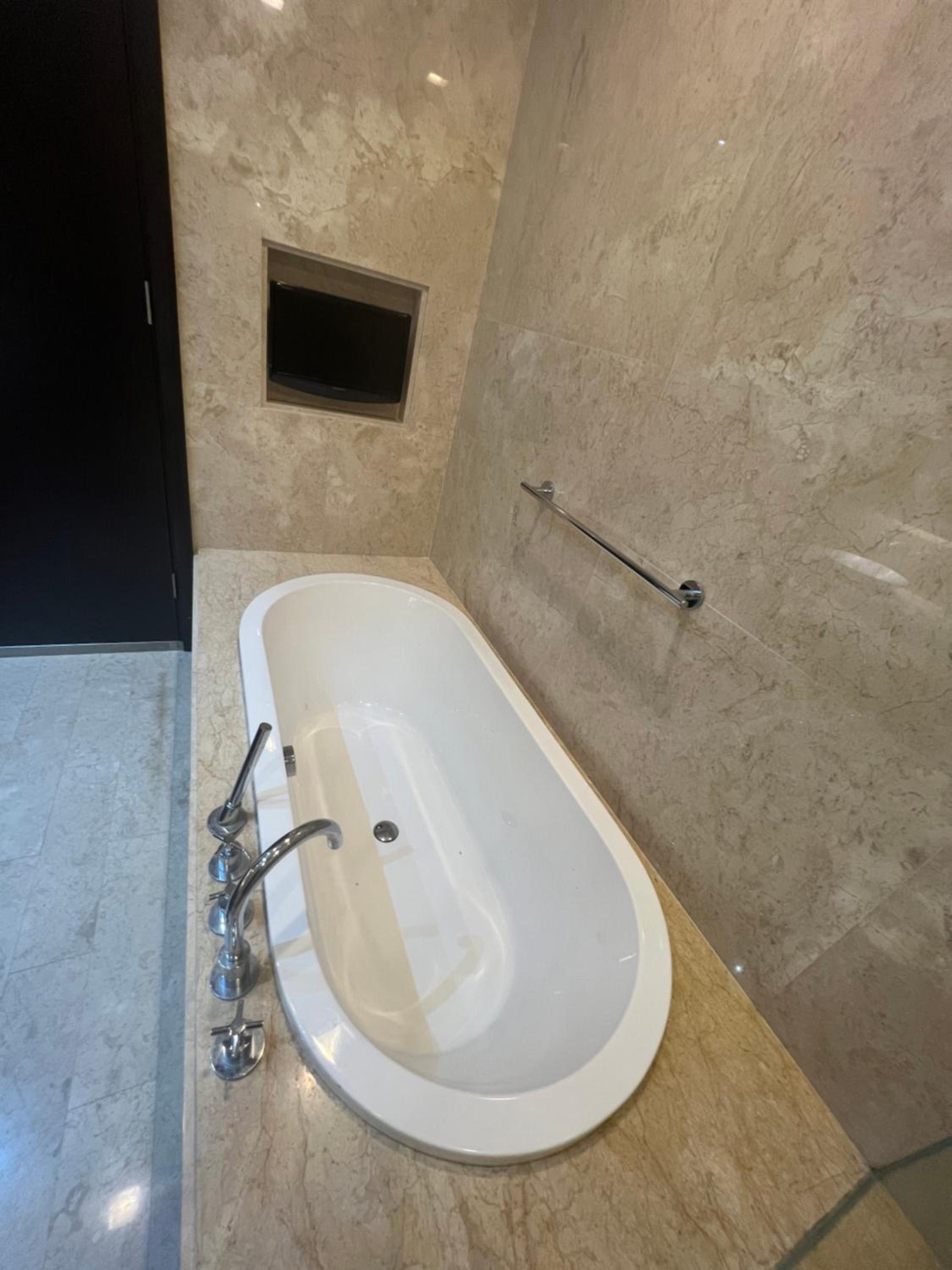 2Beds Seaview Straits Quay comes with Carpark and Hothub photo 3