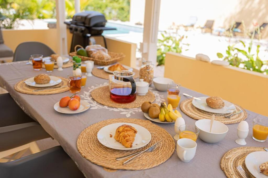 Villa Dushi Arembos, 6 persons, private pool, comfortable car, tropical garden